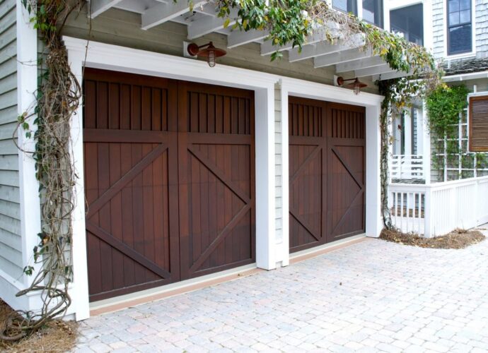 Brama garażowa - segmentowa czy uchylna